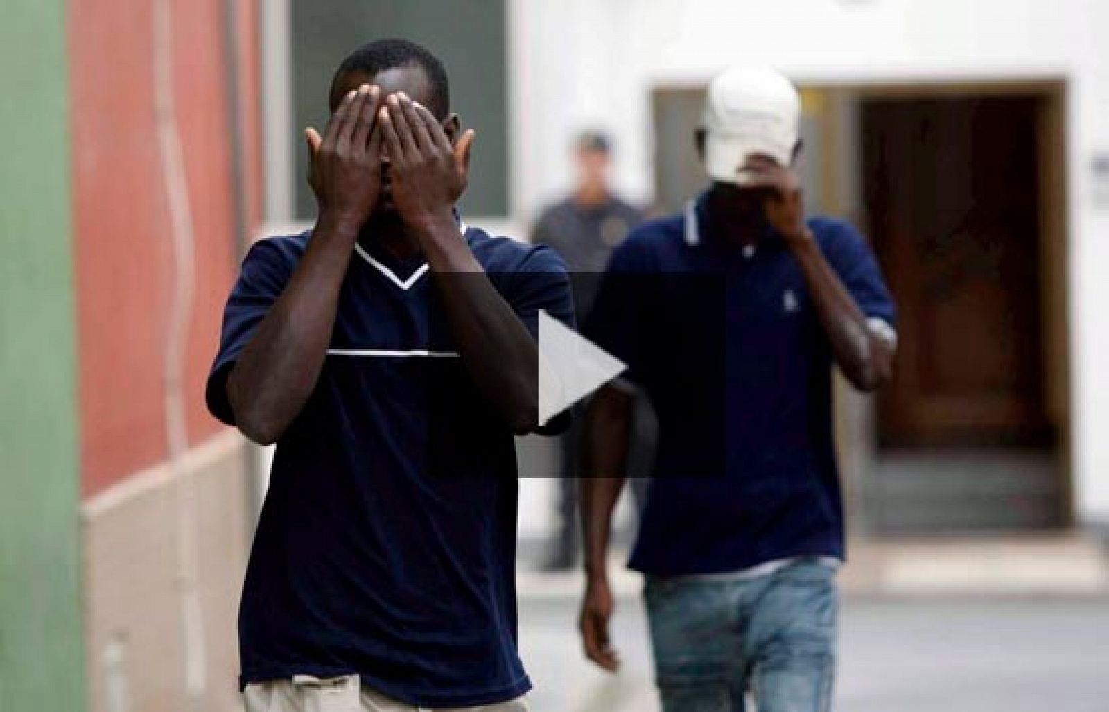 Reporteros del telediario - TVE visita la barriada de Roquetas de Mar tras dos noches de disturbios - Reporteros del Telediario | Ver