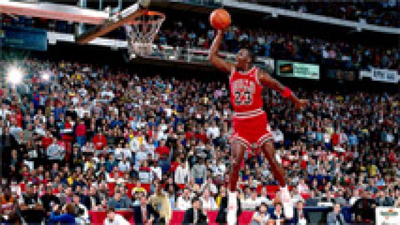 El 26 de octubre de 1984, Michael Jordan debutaba en un partido de los Bulls contra los Bullets. Comenzaba la carrera del mejor jugador de todos los tiempos. 