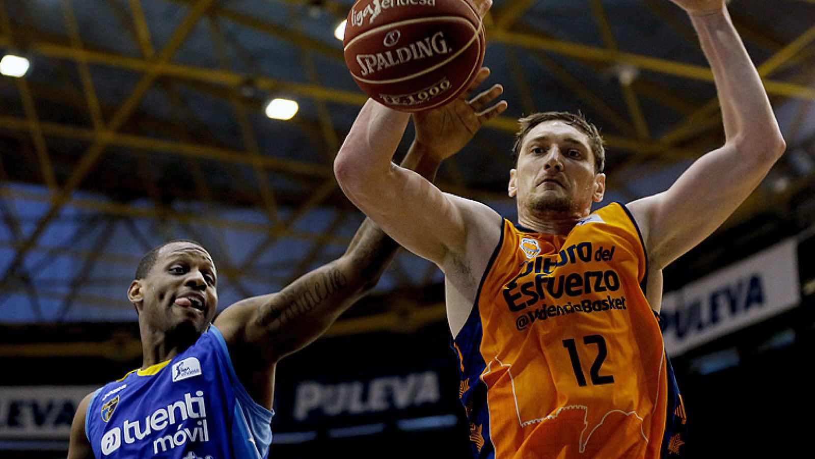 La imparable progresión del Valencia Basket se llevó por delante al Tuenti Móvil Estudiantes, que no tuvo nada que hacer en la Fonteta.