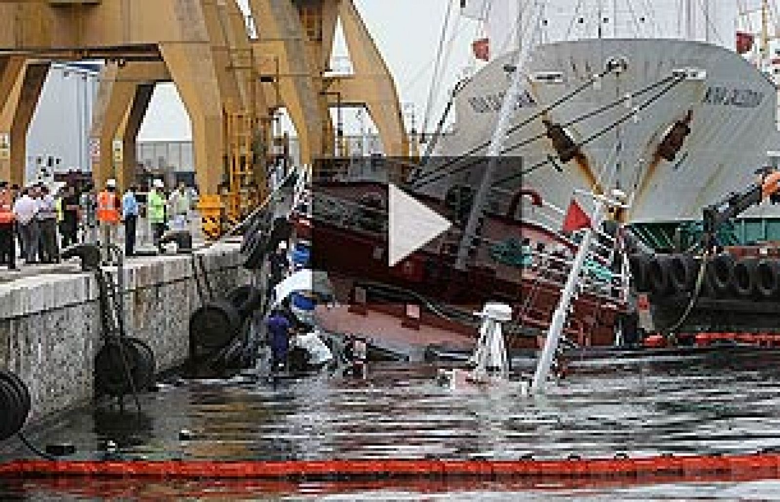 Siguen las tareas de reflote del barco hundido en Tarragona