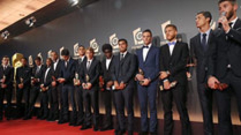 La Liga de Fútbol Profesional ha entregado los premios a los más destacados de la temporada pasada, en los que ha destacado el portugués Crisitano Ronaldo, ganador del premio a mejor jugador, mejor delantero y mejor gol.