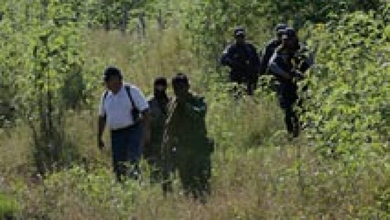 Peritos forenses buscan en un vertedero mexicano los cuerpos de los 43 jóvenes desaparecidos