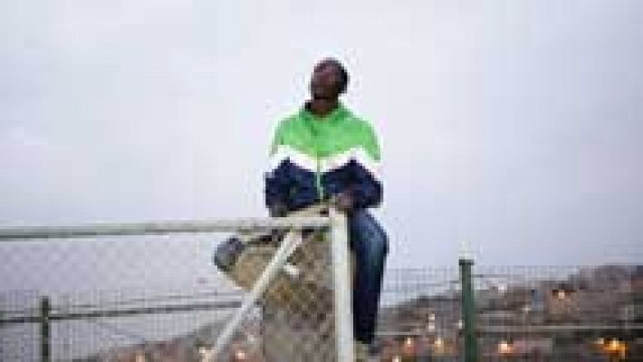 Telediario 1 - Intento de salto masivo a la valla de Melilla