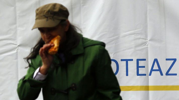 Telediario 1 - En Italia quieren poner autobuses separados para los gitanos