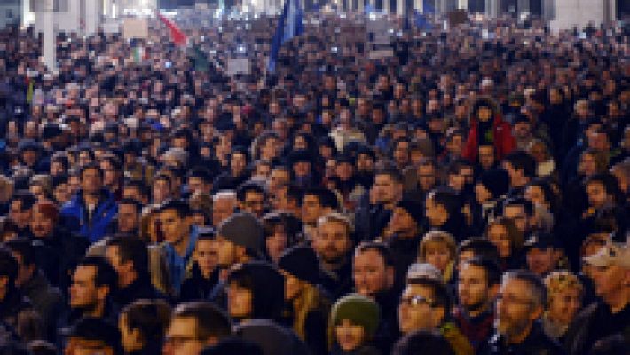 Manifestación en Hungría por un nuevo impuesto sobre el consumo de Internet