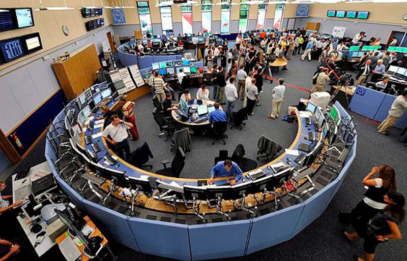 Hoy se ha puesto en marcha en Ginebra el nuevo acelerador de particulas del CERN: miles de científicos de todo el mundo colaboran en este ambicioso proyecto europeo que se prepara desde hace años. La máquina más compleja del mundo, dicen, para ayudarnos a conocer mejor el origen y el funcionamiento del universo.