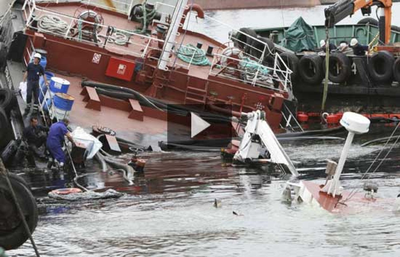 En el puerto de Tarragona siguen las labores para reflotar el barco que se hundió parcialmente y vertió 25 toneladas de combustible.