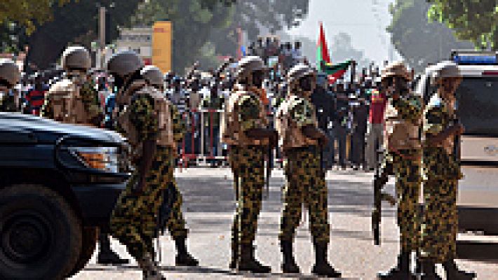 El Ejército de Burkina Faso disuelve el Parlamento y forma un Gobierno de transición