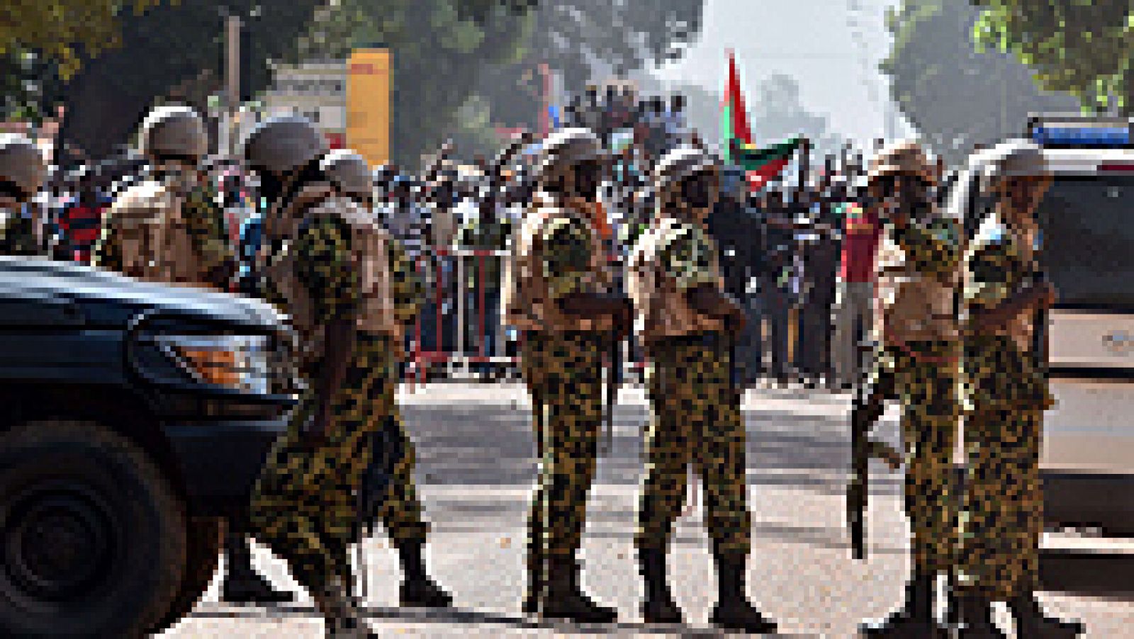  El jefe de las Fuerzas Armadas de Burkina Faso, general Honore Traore, ha anunciado este jueves la disolución de la Asamblea Nacional y la creación Gobierno nacional de transición que durará como máximo 12 meses. No obstante, Traore ha precisado que ese Gobierno de transición no estará dirigido por él.  Las protestas contra el presidente, que lleva en el poder desde 1987 tras protagonizar un golpe de Estado, arrancaron hace dos días, cuando miles de burkineses se manifestaron en la capital al grito de "Veintisiete años es suficiente" 