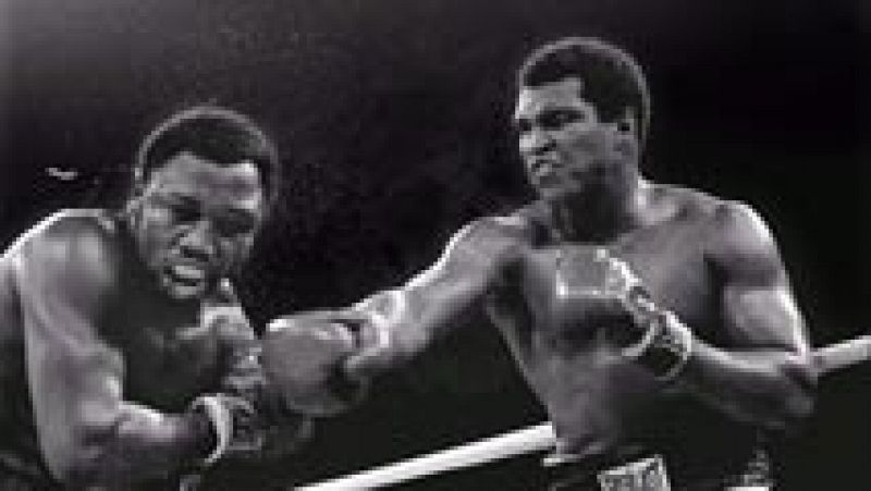 Se sumplen 40 años del combate más famoso de siempre, el de Muhammad Ali y George Foreman en Kinsasa, Zaire. Foreman, que no había perdido nunca hasta entonces, era más joven y más fuerte. Pero Ali ganó por K.O. en el octavo asalto. 