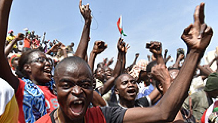 El presidente de Burkina Faso dimite tras tres días de protestas masivas 