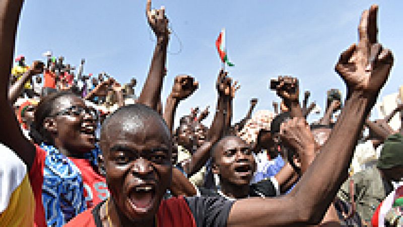 El presidente de Burkina Faso dimite tras tres días de protestas masivas | Ver