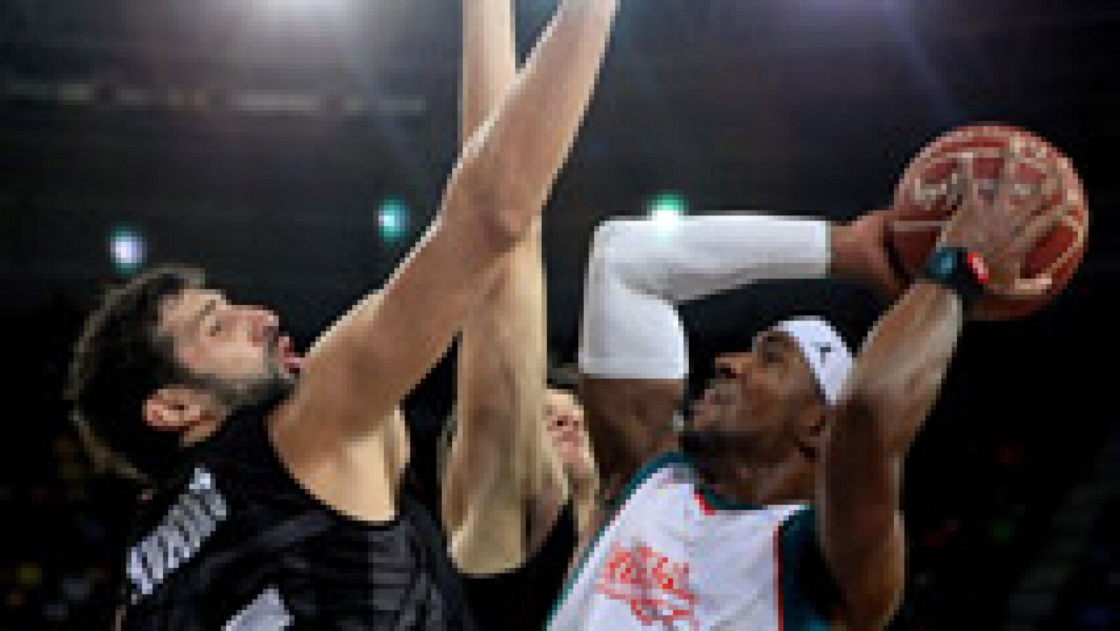 El Bilbao Basket se ha reencontrado con la victoria al tumbar al Sevilla en un gran partido del base de los 'Hombres de negro', Quino Colom.