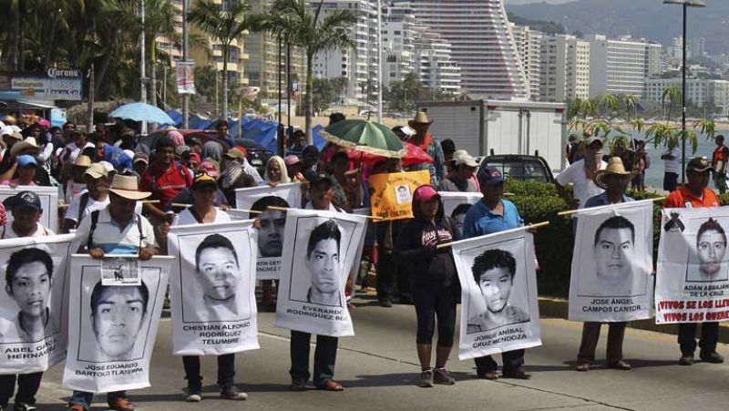 El Día de los Difuntos en México está marcado por la desaparición de los estudiantes