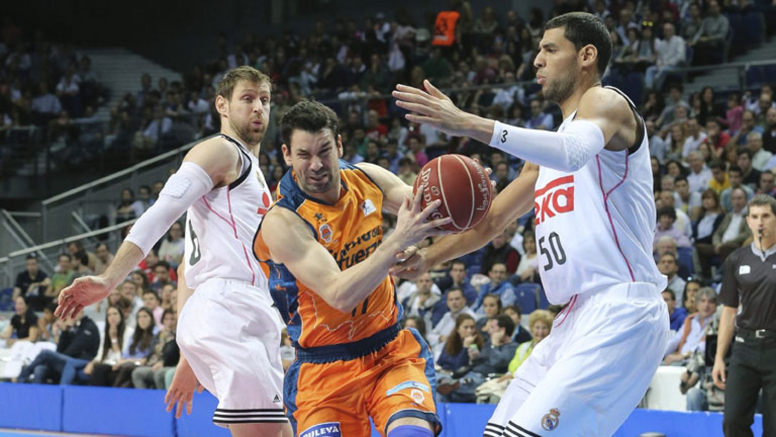 El Real Madrid ha derrotado este domingo al Valencia Basket (90-71), en un encuentro en el que desde el principio los jugadores de Pablo Laso impusieron su juego y su calidad individual, destacando tres nombres propios, aunque el rendimiento general fue muy bueno, en el recital ofensivo de los blancos: Sergio Rodríguez, Sergio Llull y Bourousis.