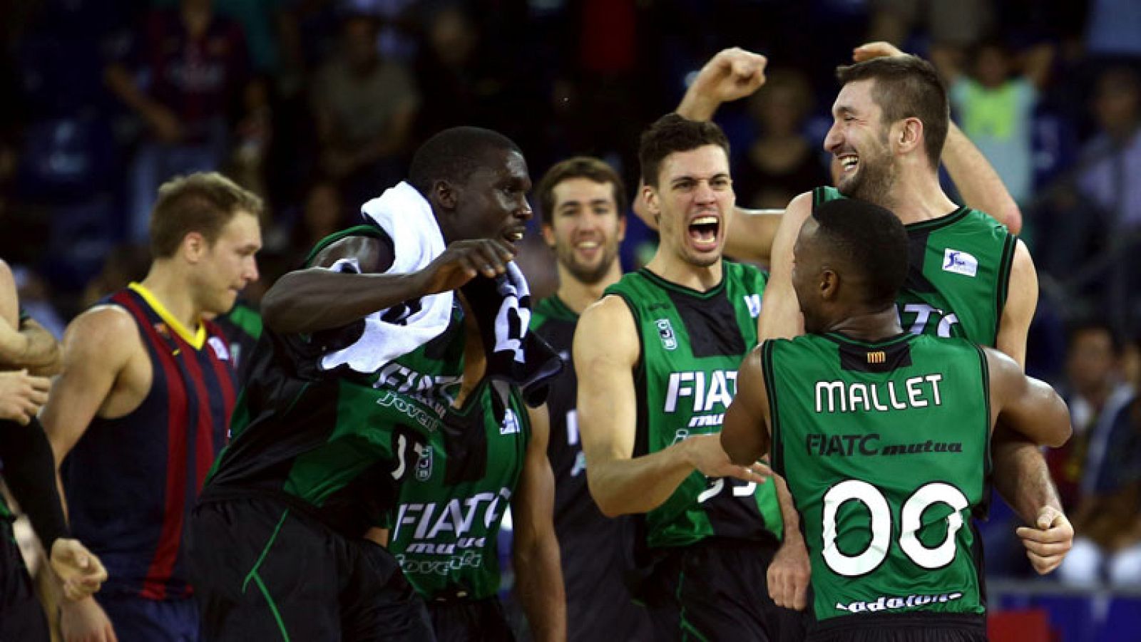 Una canasta del ala-pívot serbio Goran Suton a falta de dos segundos para el final del partido ha dado el triunfo al FIATC Joventut en el Palau y ha puesto fin a la imbatibilidad del FC Barcelona (82-83).