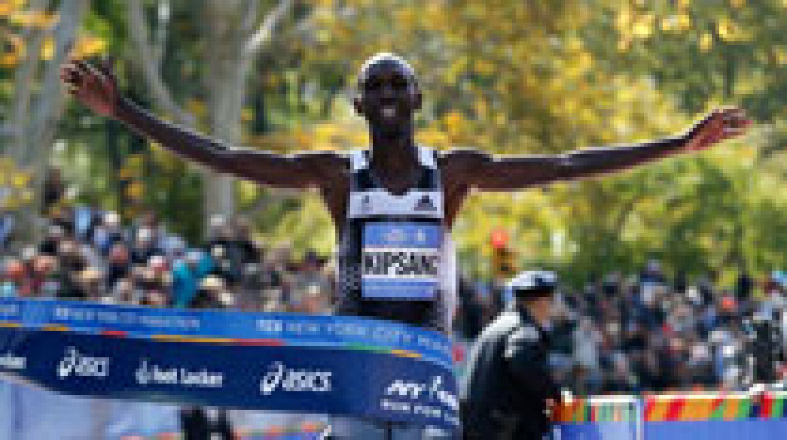 El keniano Wilson Kipsang se impuso en el maratón de Nueva York con un tiempo de 2h10:59 y logró así llevarse la general de las Series Mundiales de Grandes Maratones, que lleva aparejado un premio de medio millón de dólares, además de los 100.000 por la victoria.