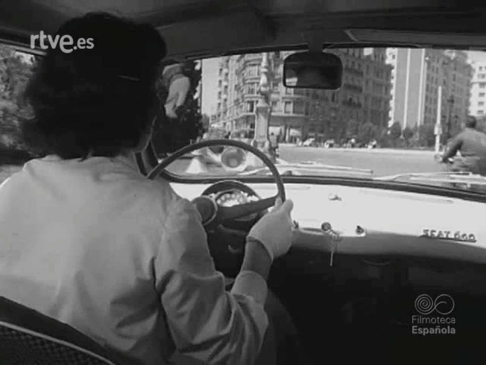UN COCHE PARA TODOS - Documentales Blanco y Negro | Ver
