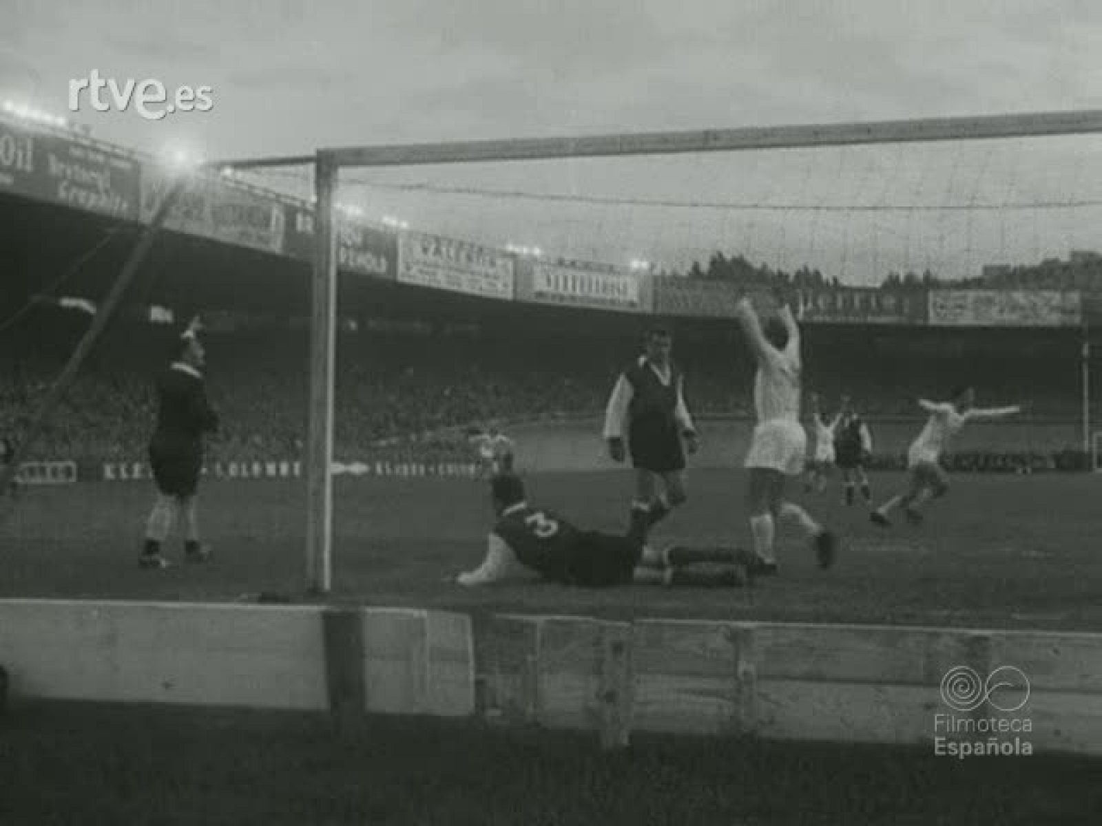 OTRA VEZ CAMPEONES (II COPA DE EUROPA DE FUTBOL) - Documentales Blanco y Negro | Ver