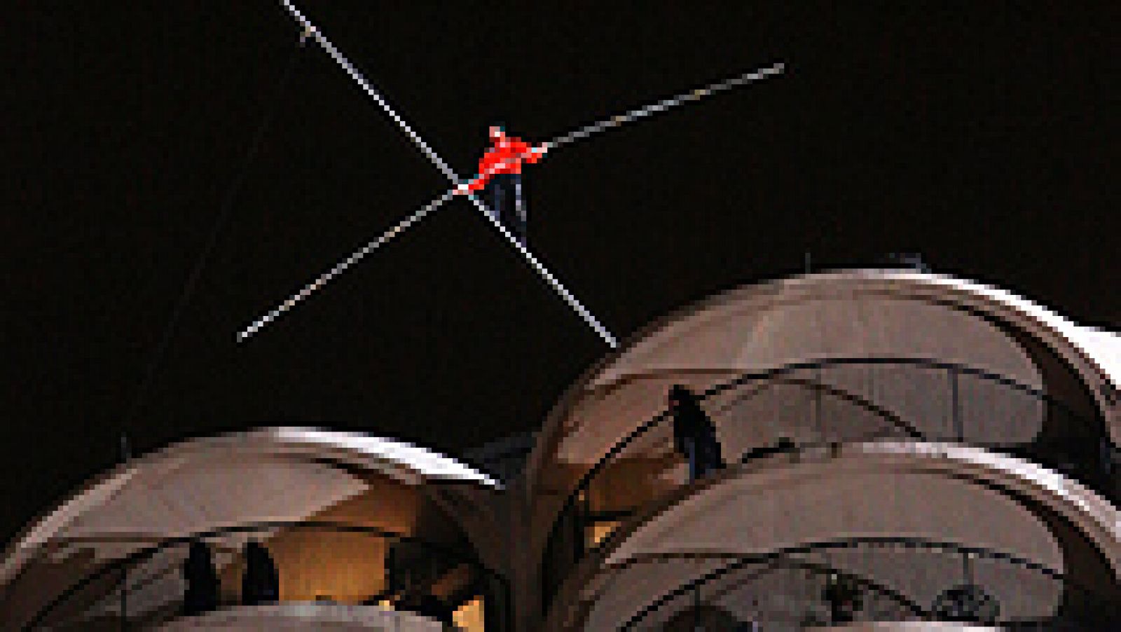 Telediario 1: Nik Wallenda cruza el cielo de Chicago caminando sobre un alambre | RTVE Play