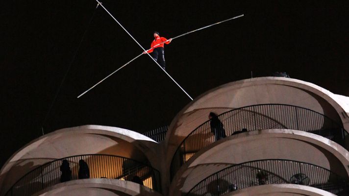 Telediario 1 - Nik Wallenda cruza el cielo de Chicago caminando sobre un alambre