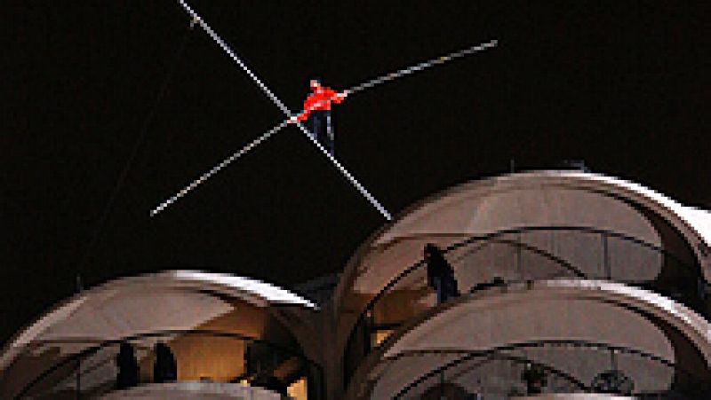 Nik Wallenda cruza el cielo de Chicago caminando sobre un alambre