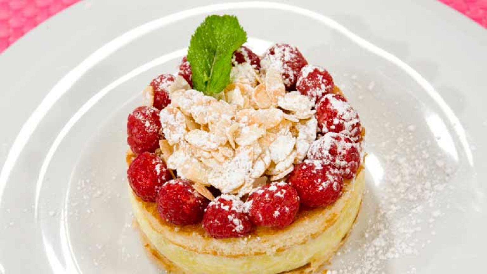 Tarta exprés de manzana asada con leche condensada y frambuesas