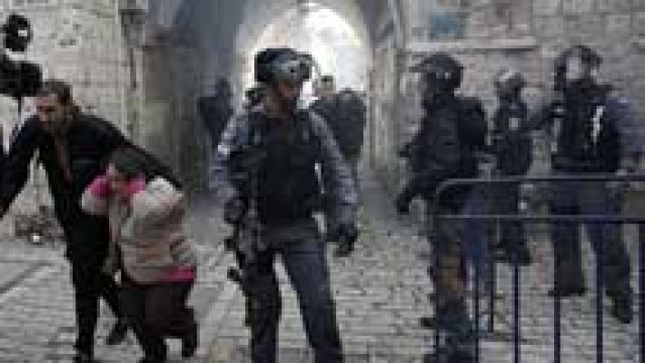 Un atropello y choques entre policías israelíes y jóvenes palestinos avivan la tensión en Jerusalén