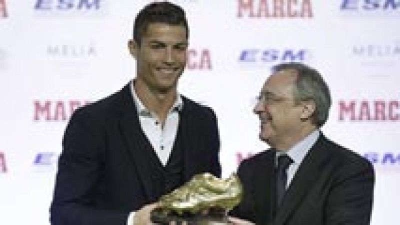 De manos de Florentino Pérez, el hombre que le llevó al Real Madrid, Cristiano Ronaldo ha recibido la Bota de Oro que le acredita como máximo goleador europeo de la pasada temporada, con 31 goles.