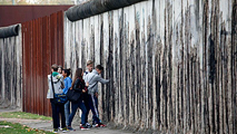  Con la caída del muro en la República Democrática Alemana hubo medios alemanes que hablaron de la caída del "estado espía" más perfecto de todos los tiempos. La disidencia frente al aparato comunista no se toleraba. La Stasi, los servicios secretos, contaban con 97.000 empleados y más de 170.000 confidentes. Por eso miles de personas optaron por huir.