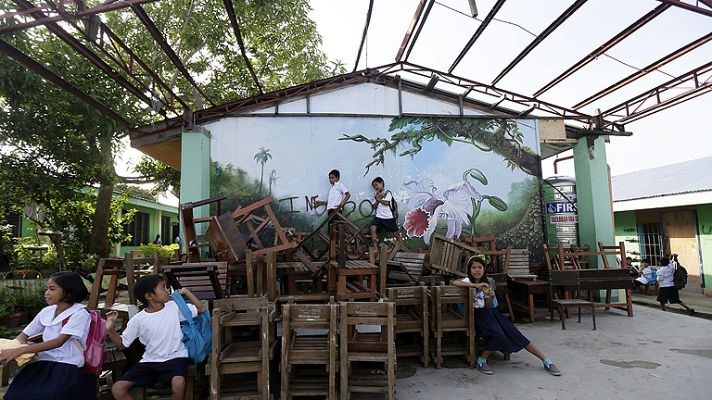 Telediario 1 - Un millón de filipinos continúan en refugios provisionales un año después del tifón