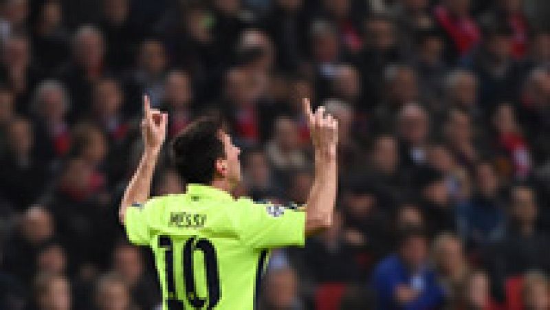 El delantero argentino del FC Barcelona Lionel Messi ha adelantado de cabeza a su equipo ante el Ajax en el minuto 35 de juego, tras aprovechar un pase de Bartra. La portería estaba sin portero porque Cillesen había salido en falso.