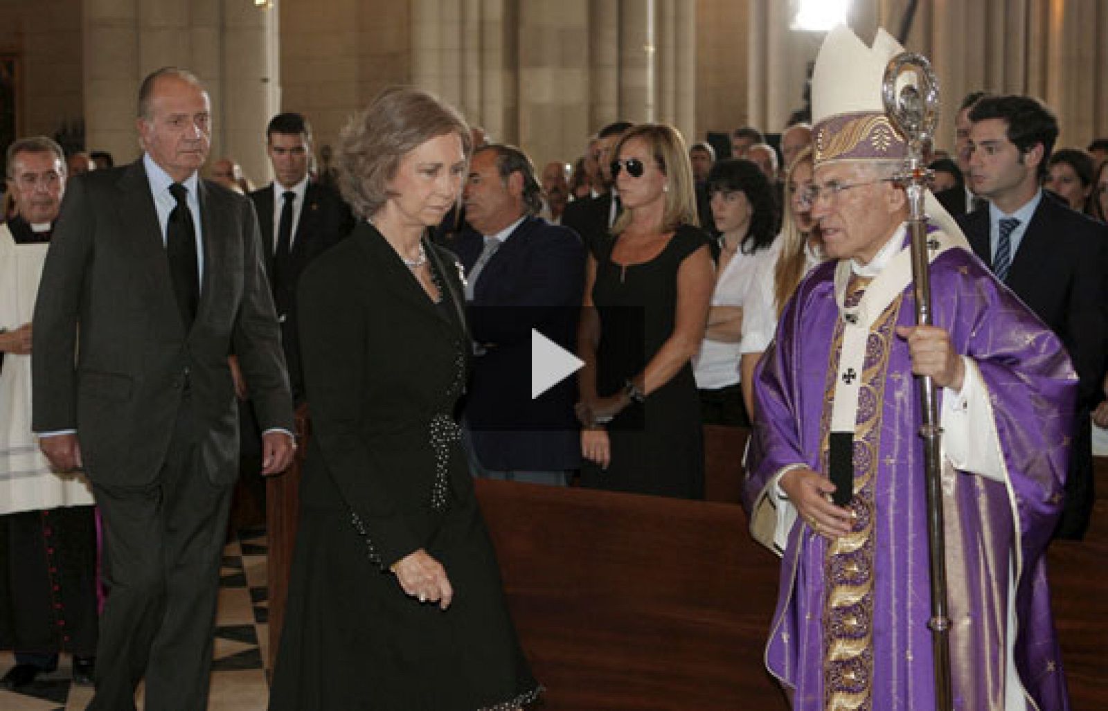 Los Reyes llegan a la Almudena para asistir al funeral por las víctimas de Barajas | Ver
