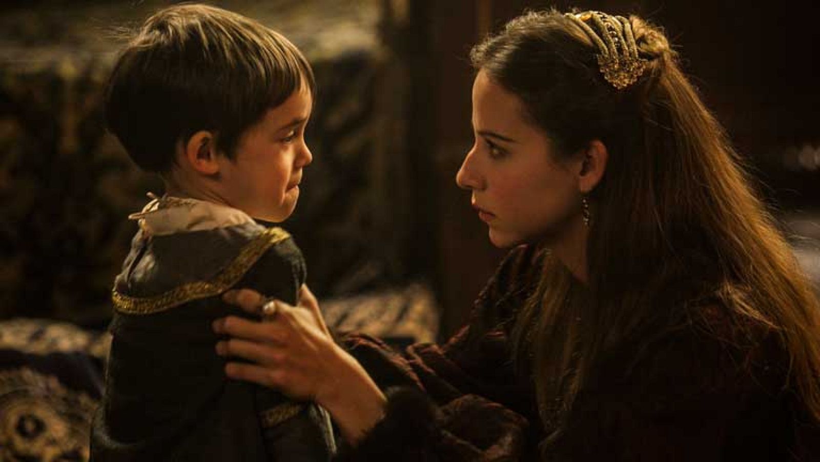 Juana ataca a Carlos, su propio hijo