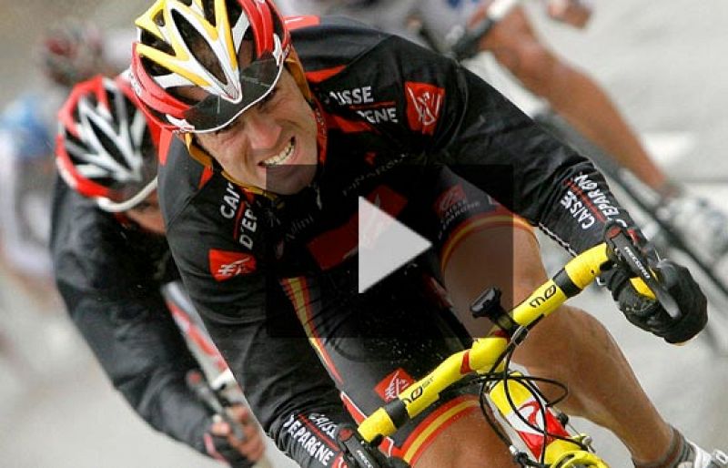 Paolo Bettini se ha impuesto en la duodécima etapa de la Vuelta a España, con llegada en Suances, en la que Alejandro Valverde ha perdido casi todas sus pociones de competir por el liderato. El murciano se ha quedado en un corte y ha perdido tres mi