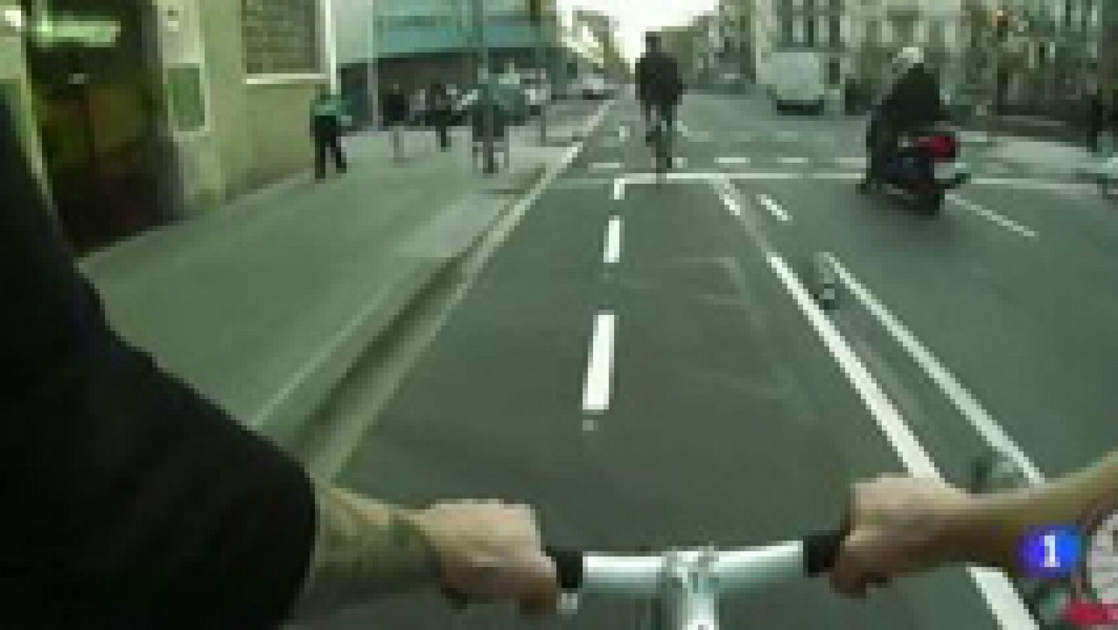 Telediario 1: Bicicletas sin frenos y conducción sin normas, la nueva moda | RTVE Play