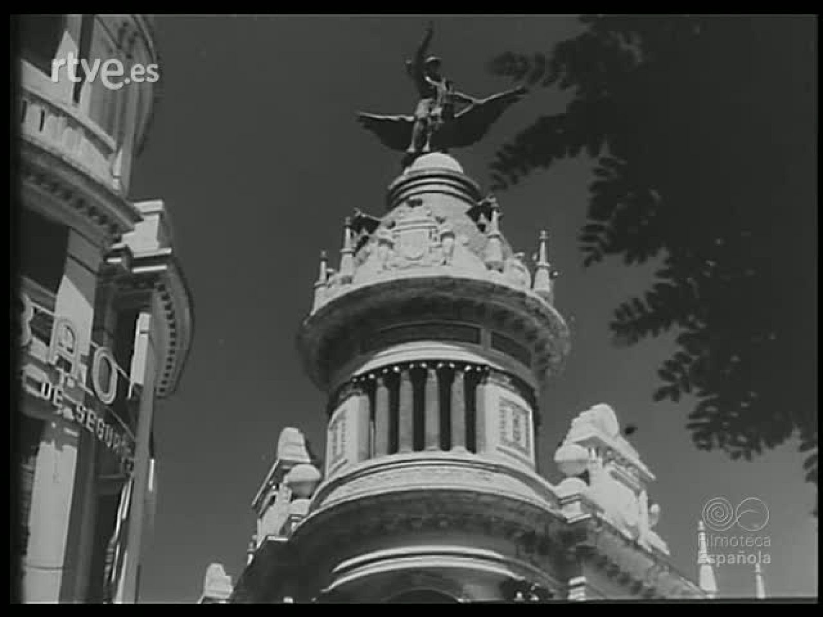 A LA SOMBRA DE LA MEZQUITA - Revista Imágenes | Ver