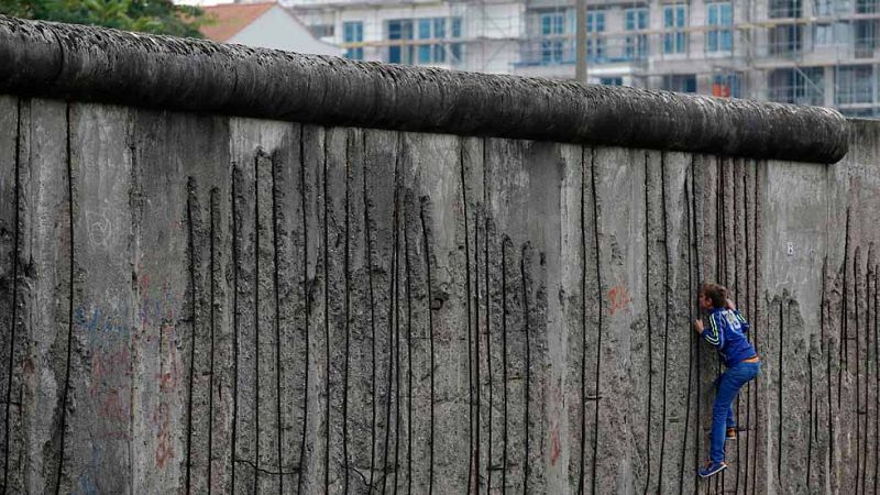  En los 28 años que estuvo en pie el muro, al menos 138 personas murieron intentando cruzar el muro. Pero no todos eran jóvenes con ideas políticas y ansias de libertad, también hubo muertes accidentales de casi una decena de niños que murieron jugando junto al río Spree, entonces frontera entre Berlín Este y Berlín Oeste. Ningún guardia se aventuraba a lanzarse al río para salvarles y termiban muriendo. Investiga en este mapa interactivo quiénes fueron y cómo murieron las víctimas del muro de Berlín. lab.rtve.es/muro-berlin