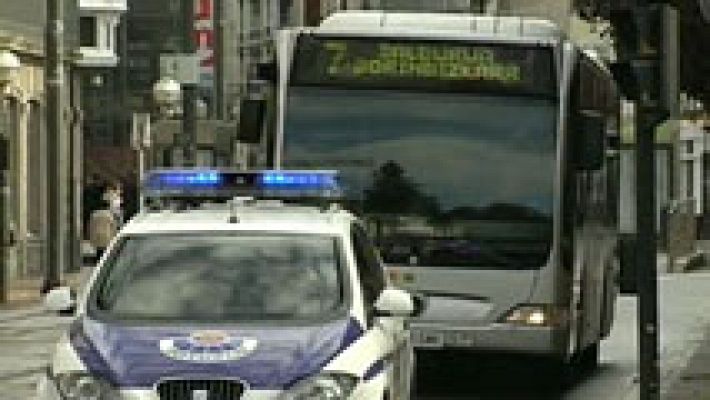 Telediario 1 - Impide subir al autobús a una mujer con velo