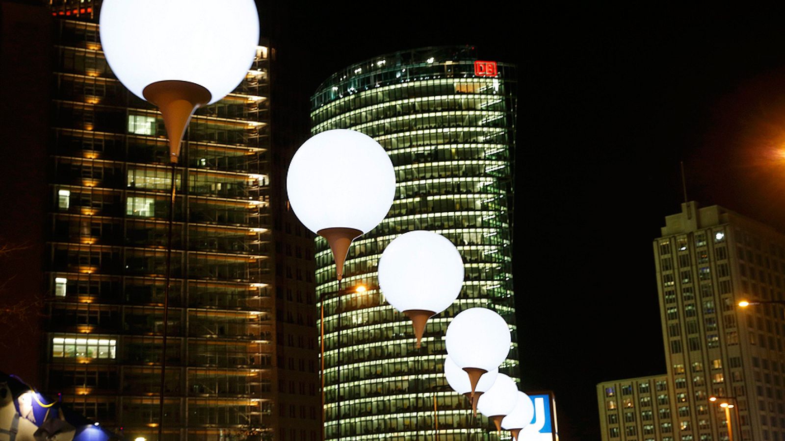  Veinticinco años después, la ciudad que estuvo dividida es ahora la de las oportunidades. Dicen los datos que cada día se funda una nueva "Start up" en Berlín. Siempre un negocio on-line, que en los últimos 5 años se han creado 20.000 empleos y pueden ser 100.000 en los próximos años.