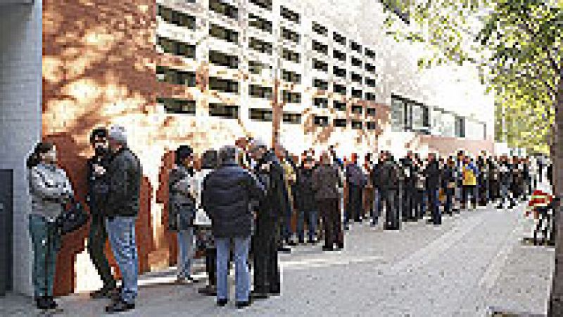 Largas colas en la apertura de los colegios para votar el 9N en Cataluña