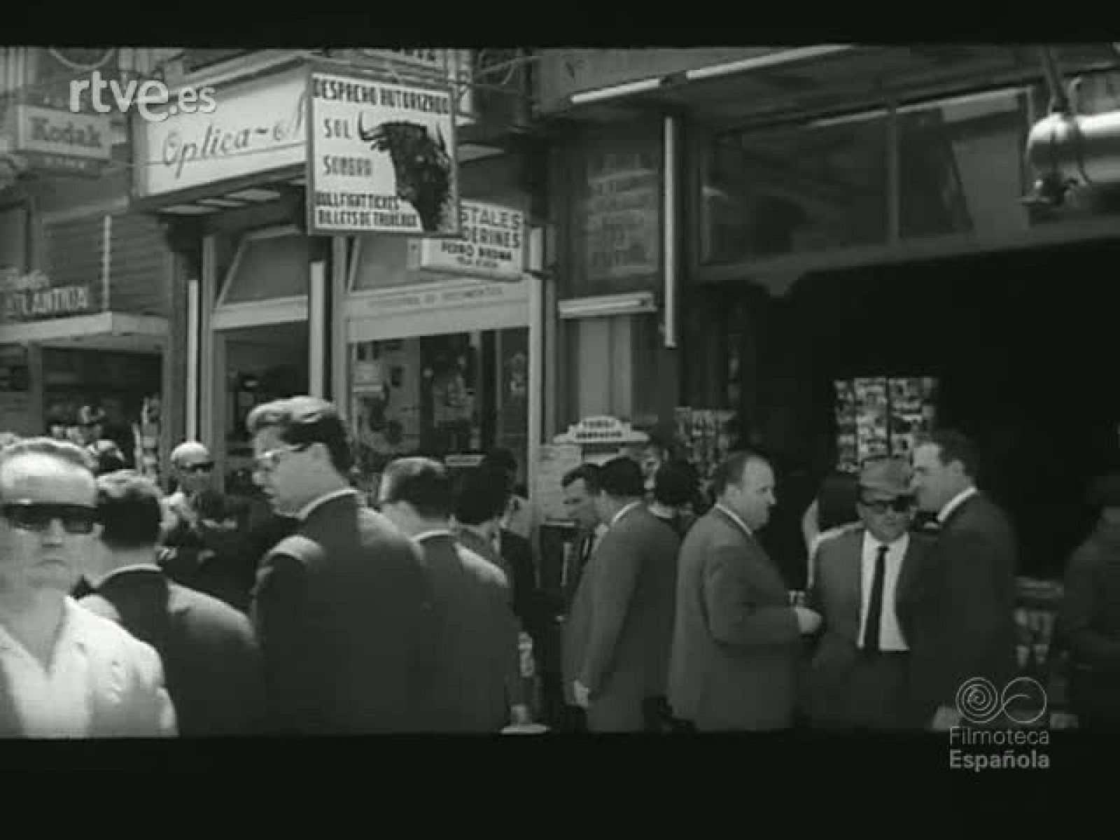 Y EN SEVILLA EL TORO - Revista Imágenes | Ver