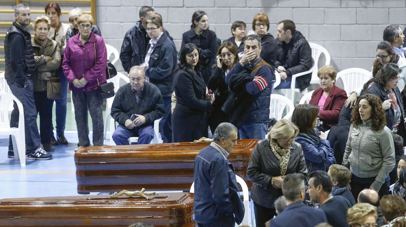 Los reyes presidente el funeral por los 14 fallecidos en un accidente de autobús en Murcia 