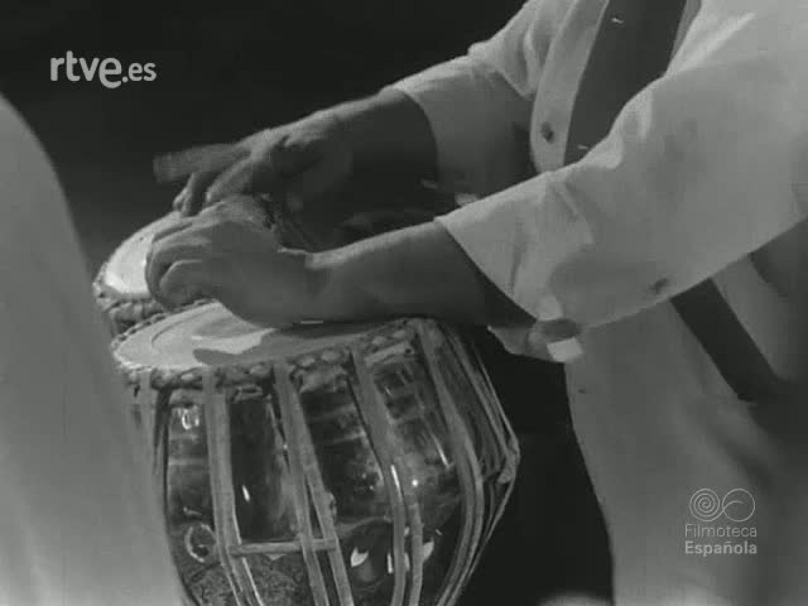 DESFILE DE MUSICAS ORIENTALES - Revista Imágenes | Ver