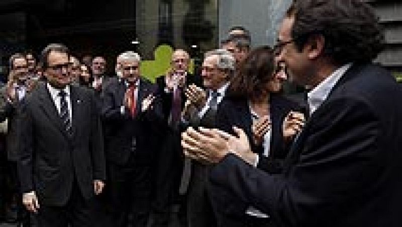La Generalitat habla de éxito y los partidos contrarios a la consulta lo tildan de farsa 
