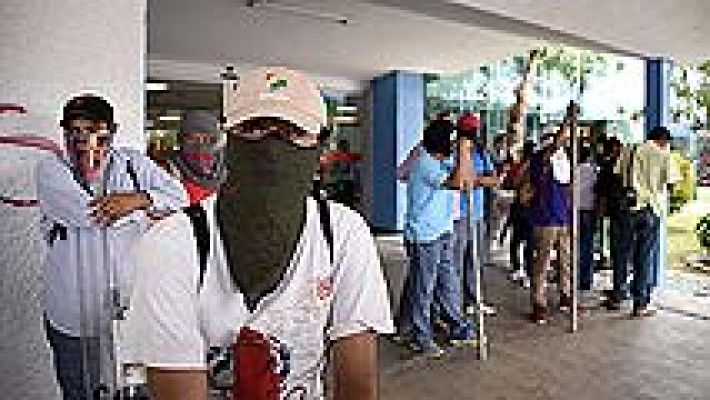 Toman el aeropuerto de Acapulco en protesta por Ayotzinapa