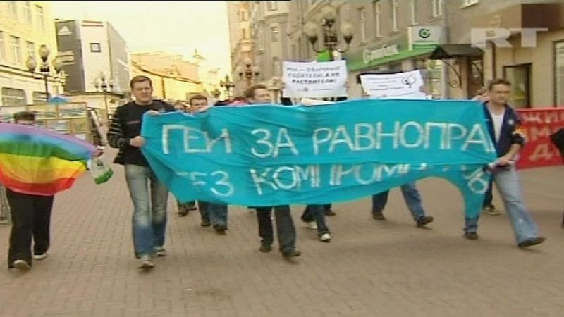  En Rusia, dos mujeres han logrado sortear la prohibición que pesa en el país sobre los matrimonios entre personas del mismo sexo. Una de ellas es transexual y consiguieron casarse en San Petersburgo porque todavía figura como hombre en el pasaporte.