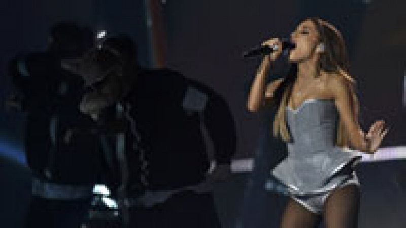 La cantante Ariana Grande, ganadora en los Premios MTV Europa, presenta su nuevo disco