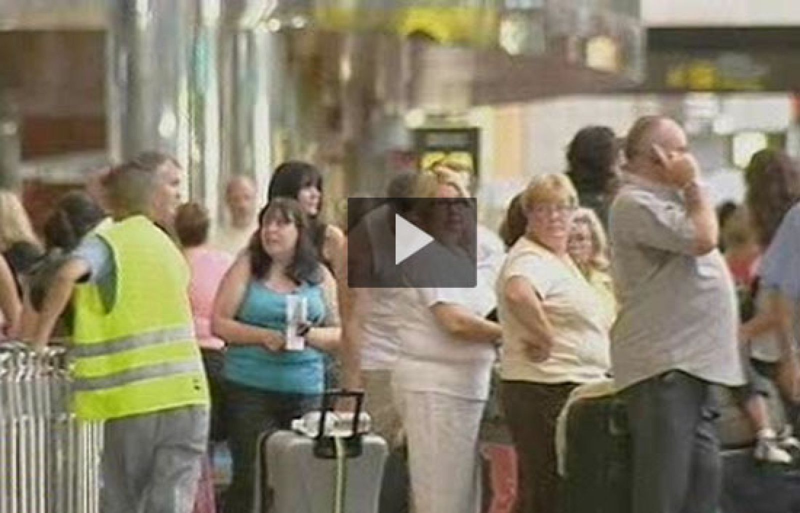  En Canarias hay 1.500 pasajeros de XL que esperan regresar de sus vacaciones con esta compañía . Hoy debían salir de Tenerife ocho vuelos.