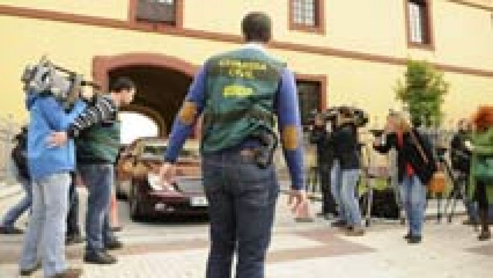 Telediario 1: Treinta y dos detenidos por una trama de pagos a funcionarios | RTVE Play